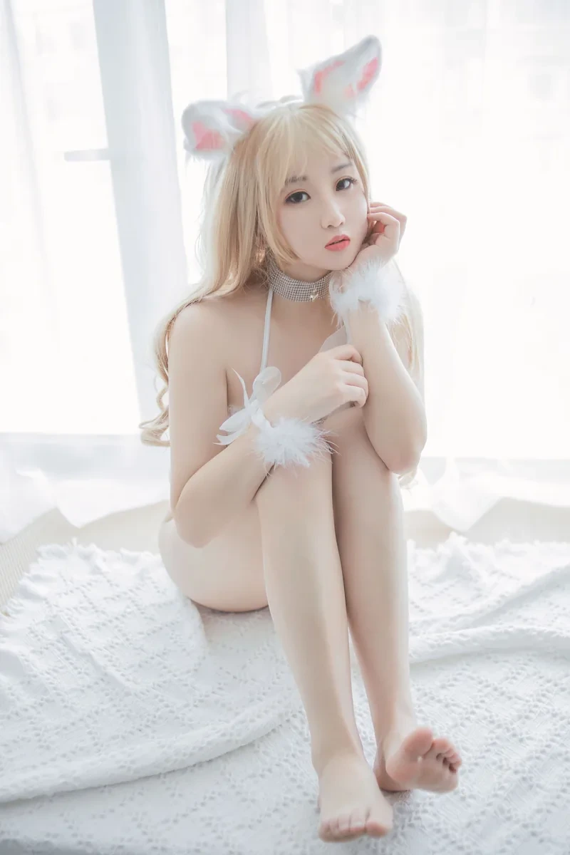 美美丘比酱白色猫耳室内坐姿写真图集