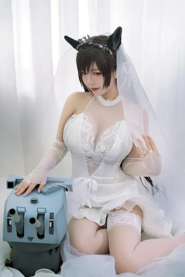 木花琳琳是勇者在白纱背景前跪姿出镜，白色婚纱风服装配黑色兽耳和白色蕾丝袜