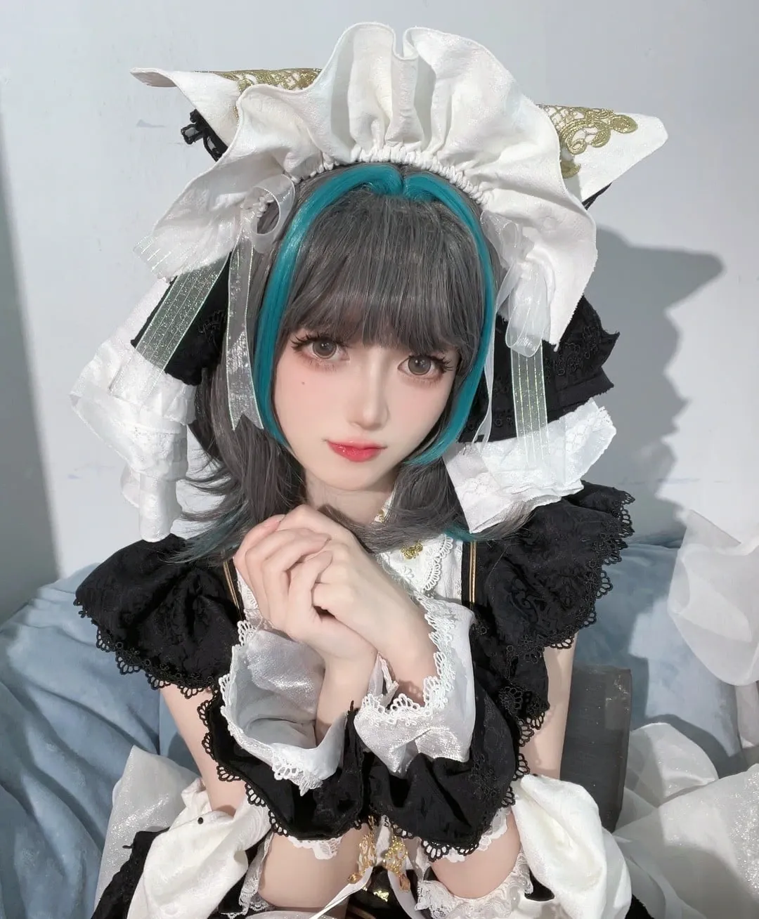 趴趴捣蛋陌黑白女仆头饰造型的COS写真图