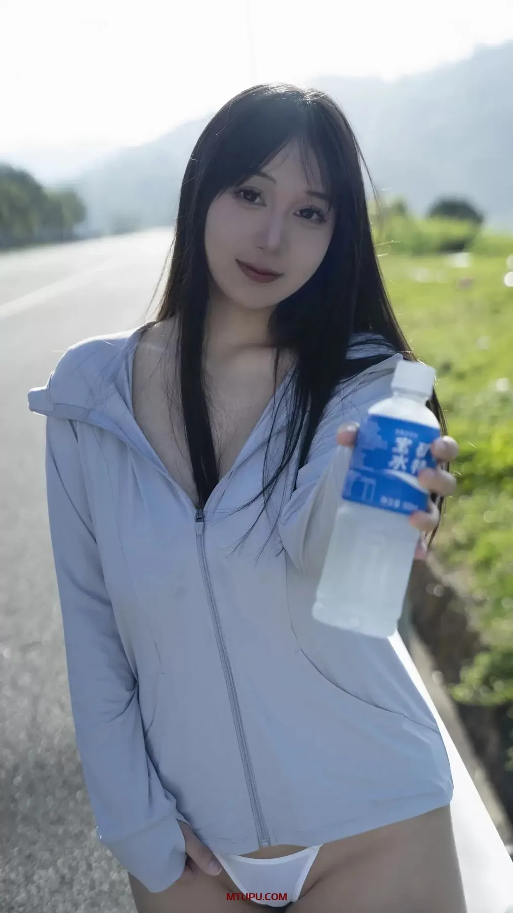 浅安安Yuki穿白色外套站在山路边手拿水瓶 COS写真