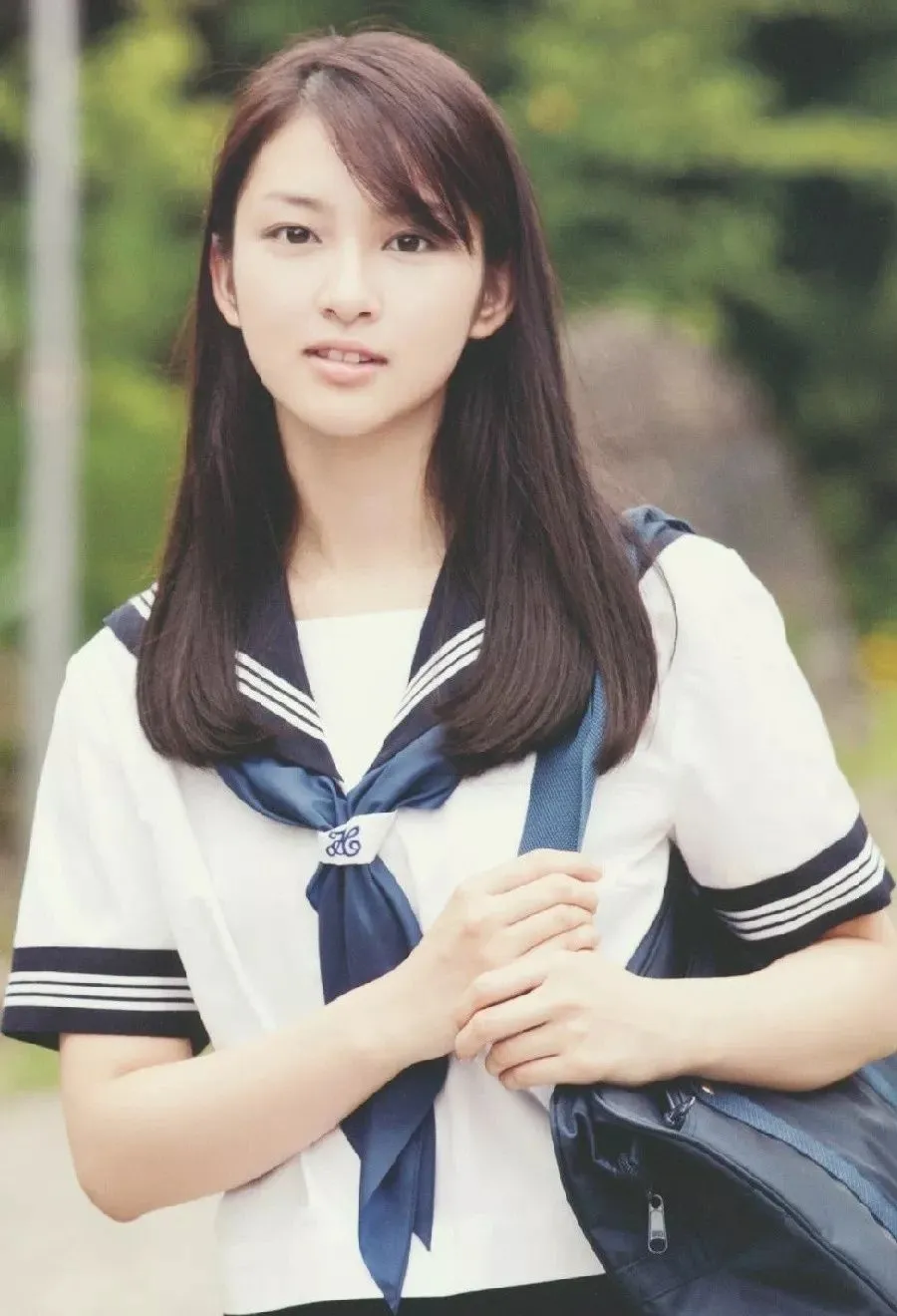 青山裕企图集中蓝白水手服户外站姿写真