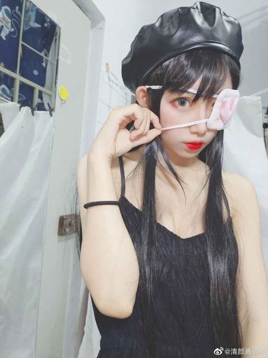 清颜真德秀在浴室镜前自拍，穿黑色服装并戴黑色帽子 写真