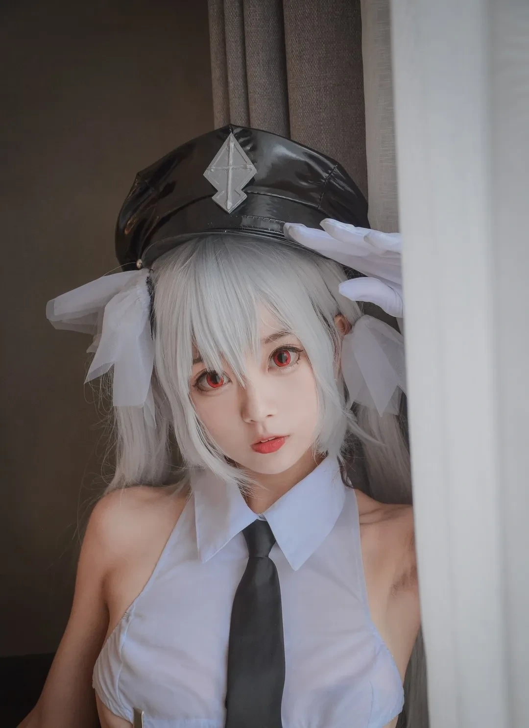 清颜真德秀在深色室内近景侧坐,穿白色角色服和黑白帽饰 写真
