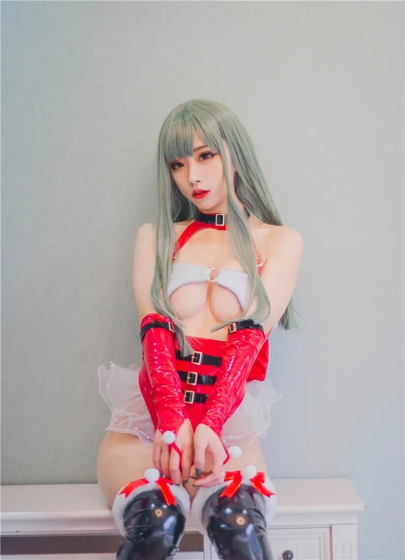 清颜真德秀在灰色墙前坐姿，穿红黑露肩角色服和银灰色长发 写真