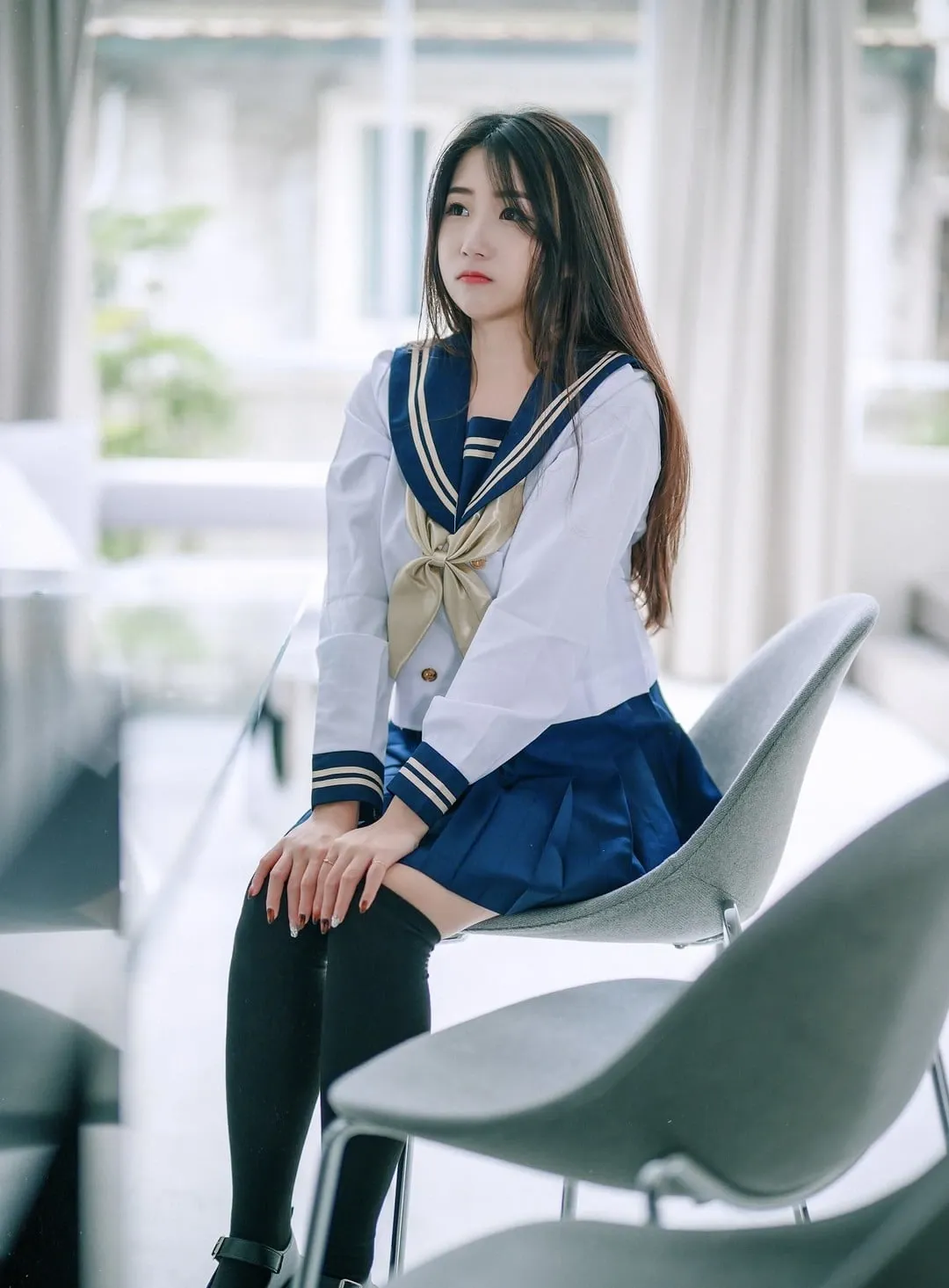 肉包Mini室内椅边水手服坐姿写真