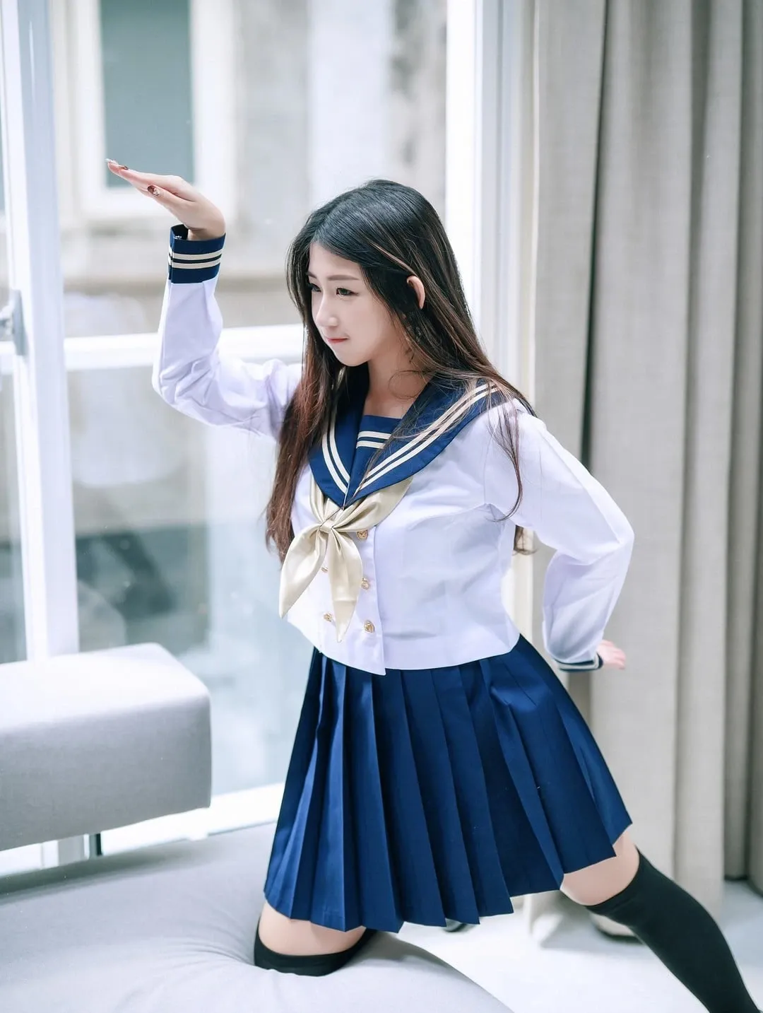 肉包Mini白色空间水手服跪姿写真