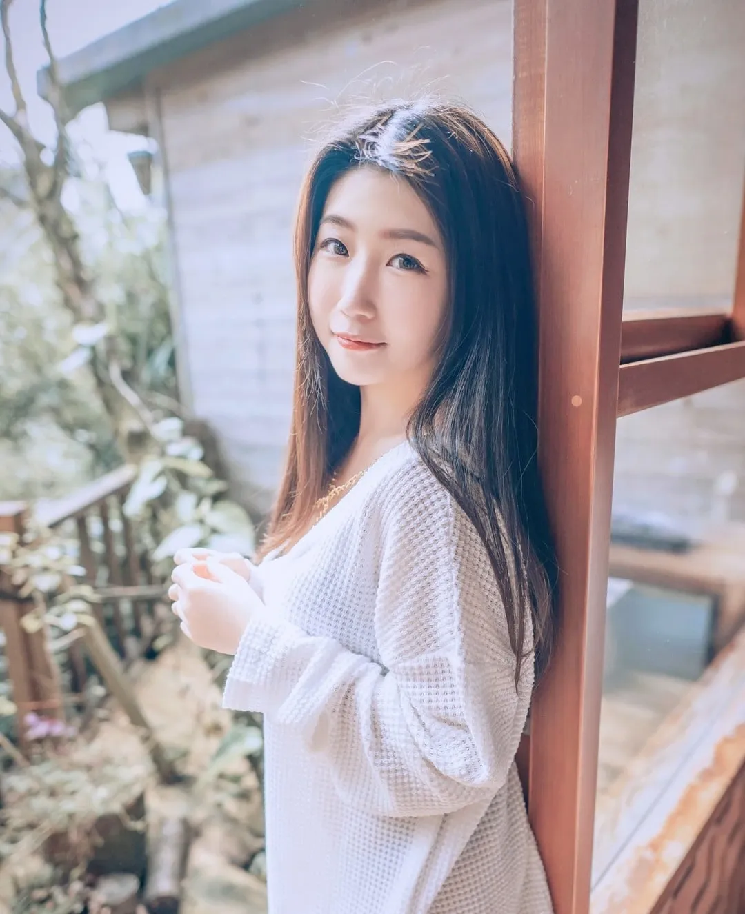 肉包Mini木窗旁白色针织衫侧身写真