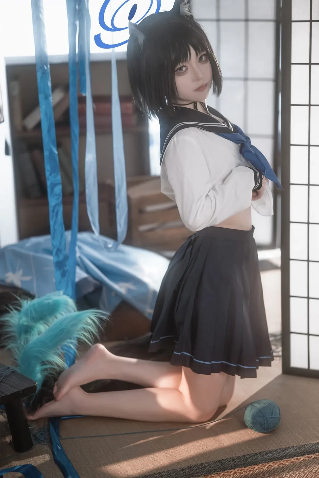矢量鱼穿黑白水手服带尾巴跪坐在榻榻米上的写真