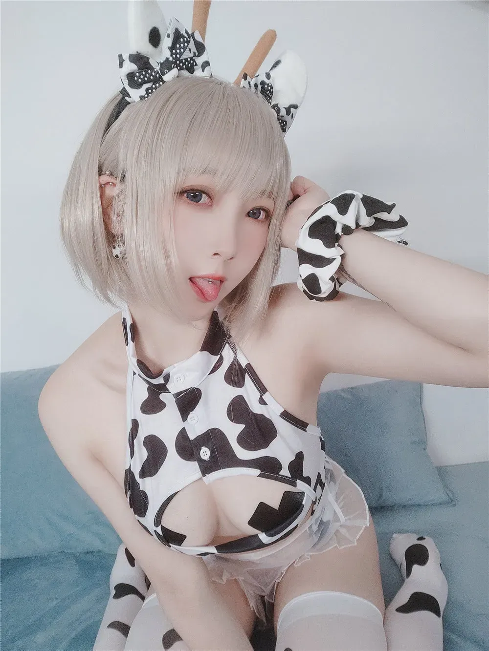 水野弥七奶牛纹服装白发头饰近景写真