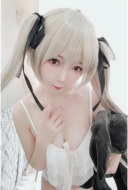 水野弥七白发双马尾亮窗前近景写真