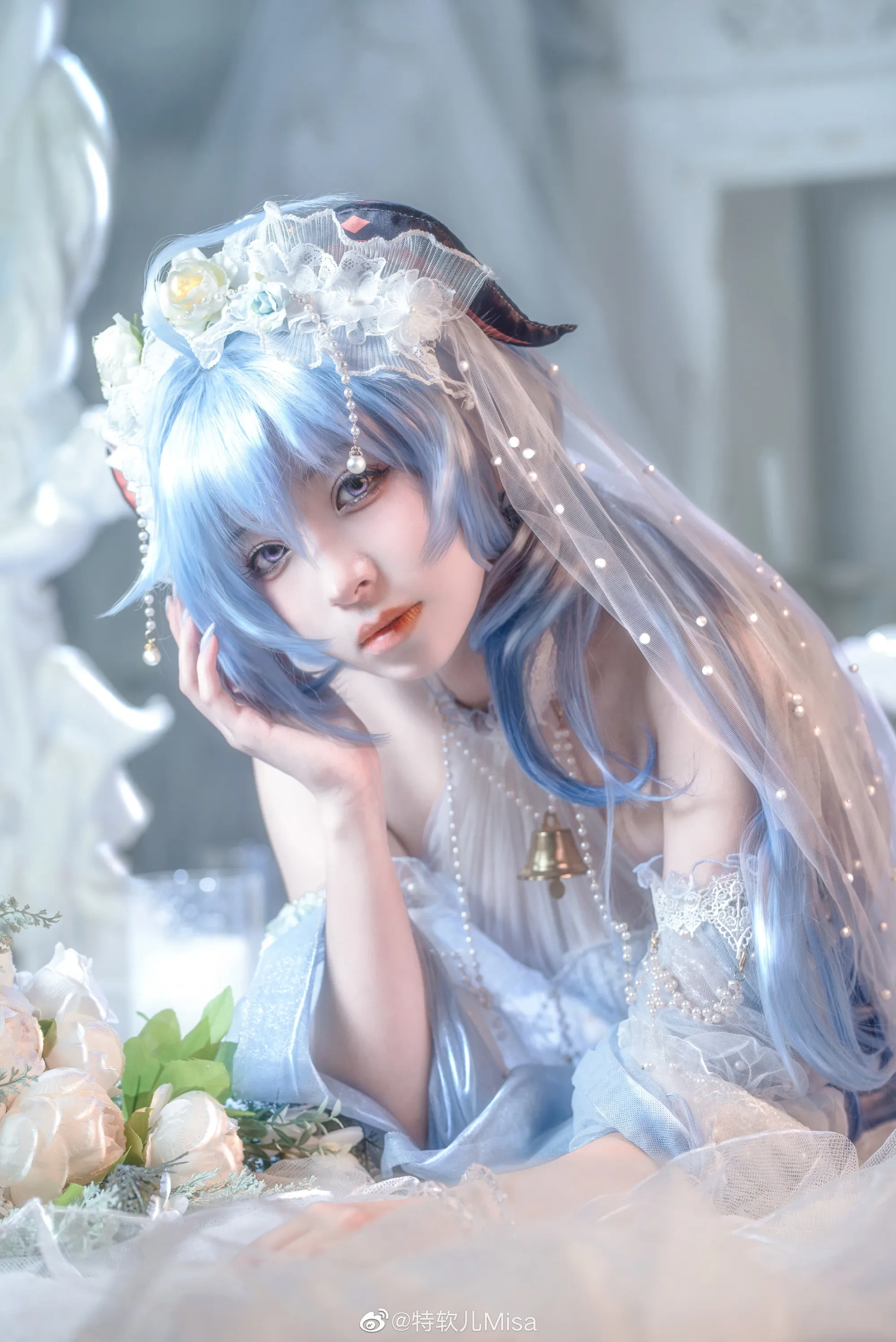 特软儿Sona在蓝白花景中侧躺,穿浅蓝薄纱服装和蓝色假发 写真