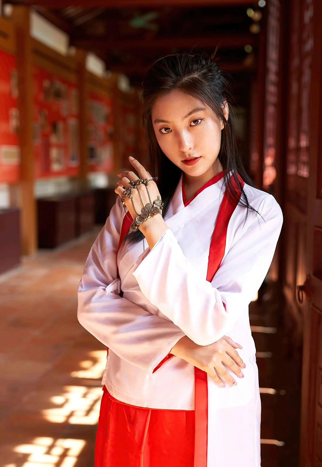 缇娜美tinami红白巫女风户外COS写真