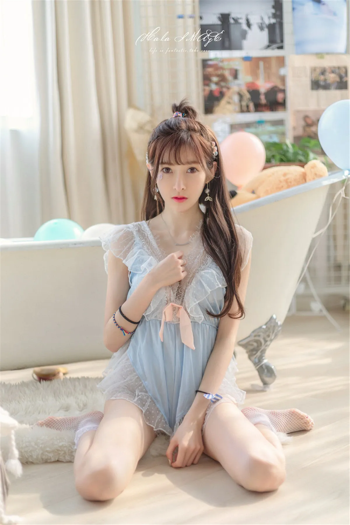 王羽杉Barbieshy穿浅蓝裙装跪坐在浴缸旁 COS写真