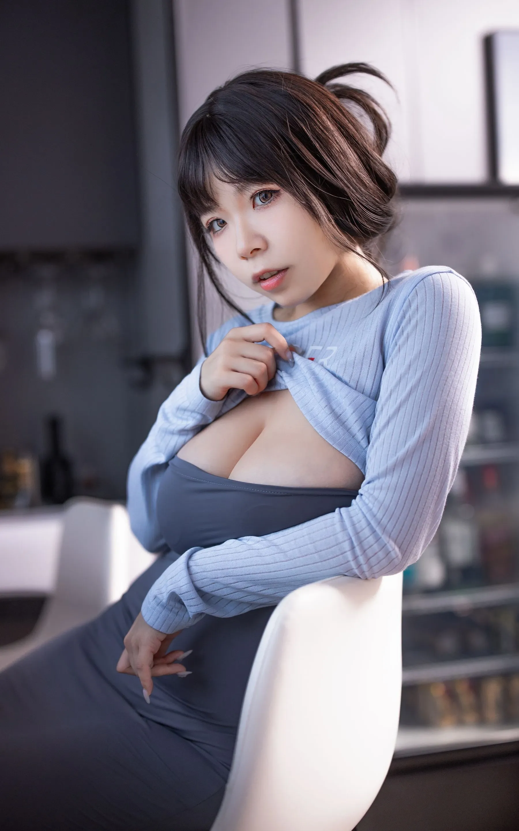 无颜小天使wy坐在白色椅子上拉起蓝色上衣领口,近景展示人物和服装细节