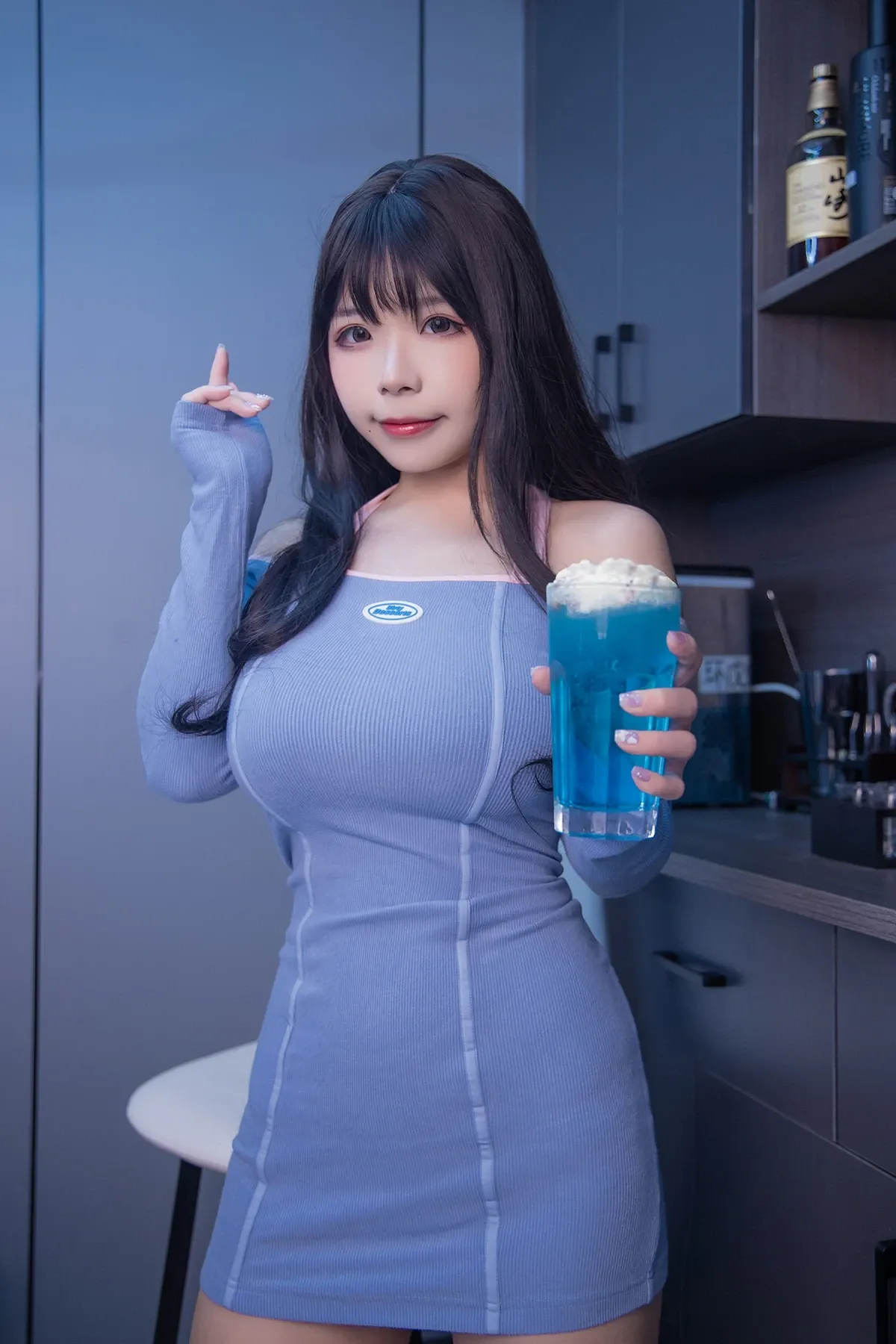 无颜小天使wy站在厨房里拿着蓝色饮料杯,穿浅蓝色包身连衣裙面对镜头