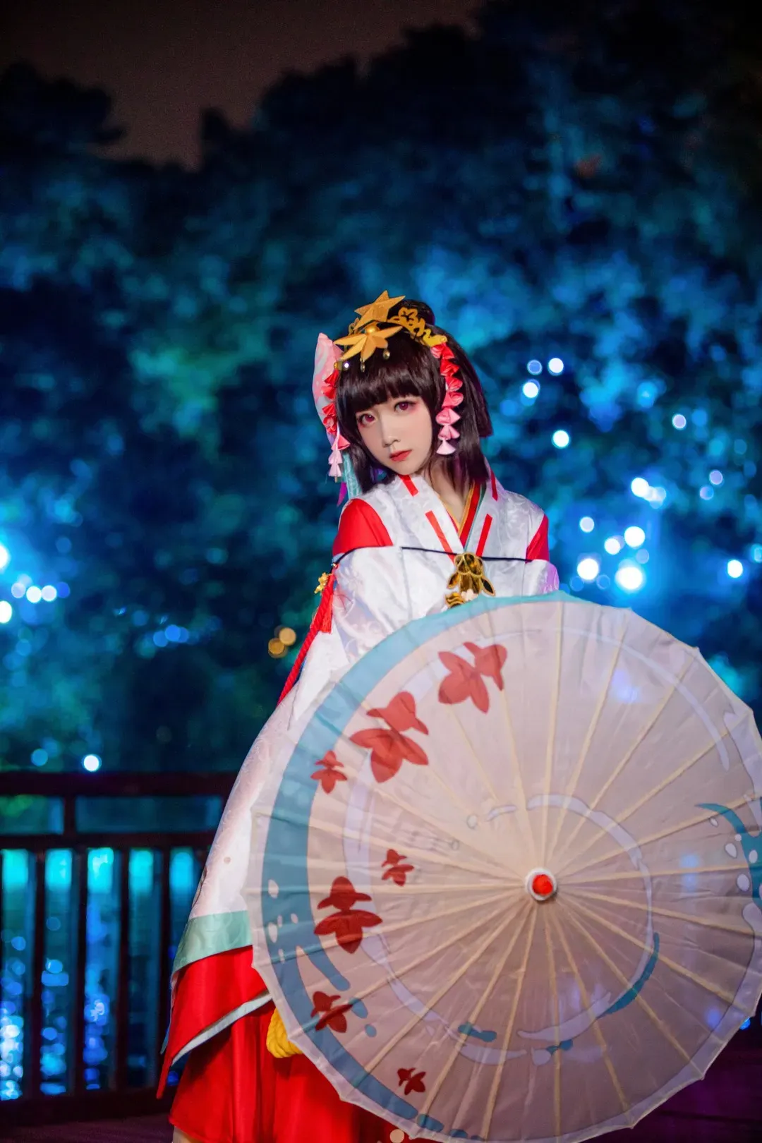 弦音sic和风造型夜景实拍,红白服饰配花饰头冠,手持绘花纸伞站在灯光前