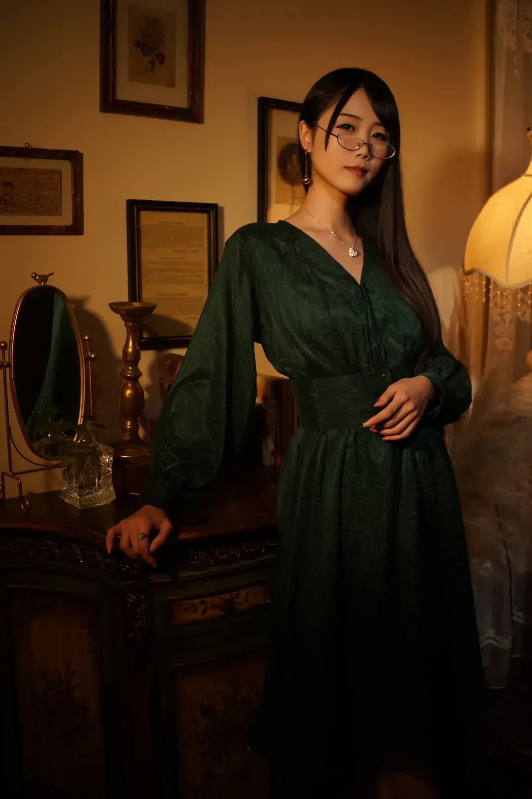 曉美媽穿深绿色长裙戴眼镜站在暖光室内的写真