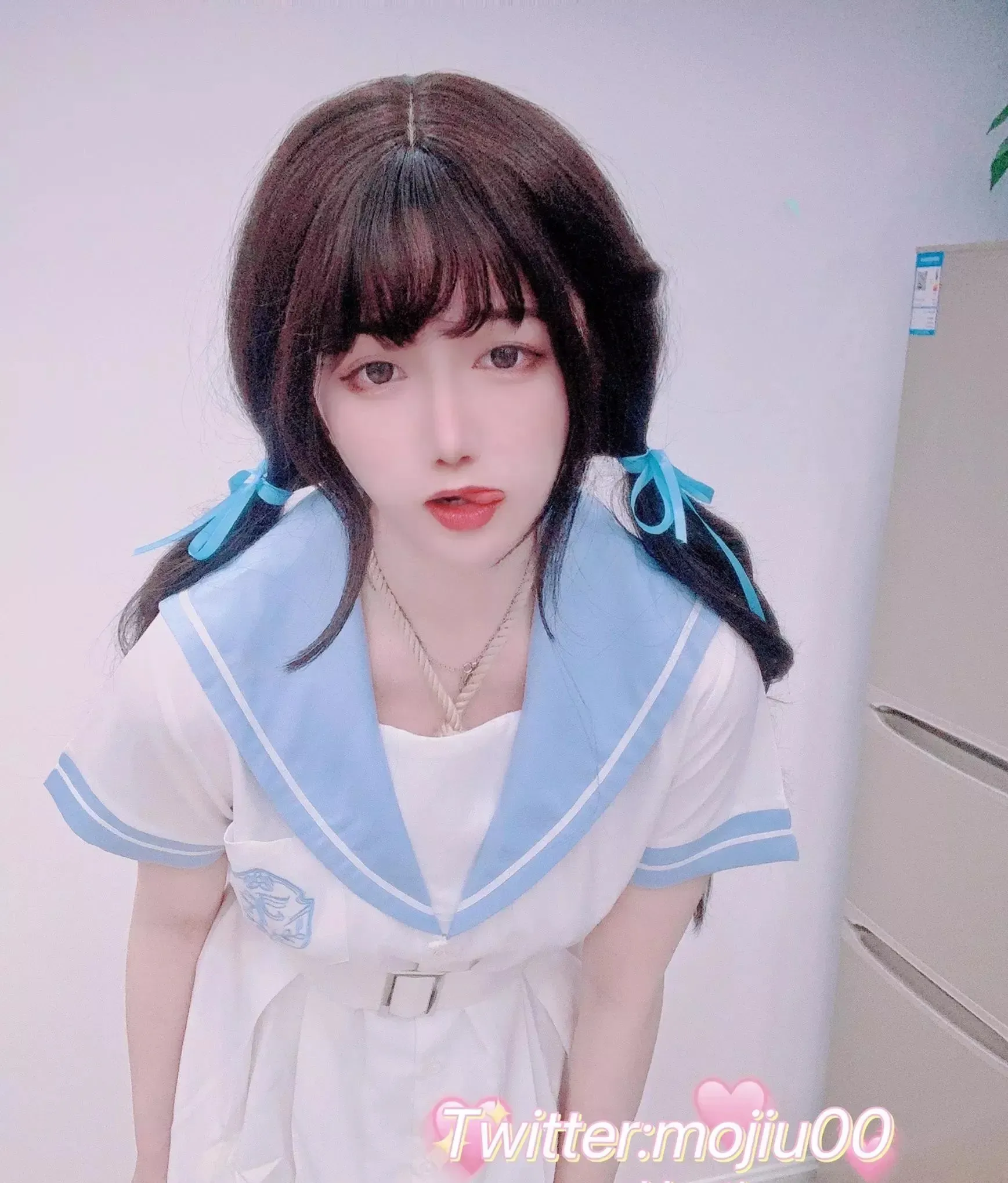 小青茗蓝白水手服近景实拍,短发双低扎站在室内,正面俯拍看向镜头
