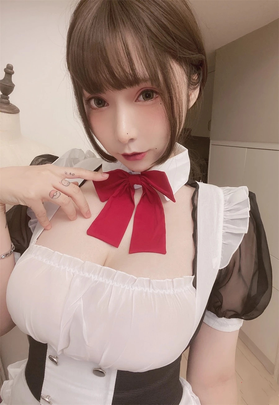 小泉学姐吖 室内近景 指向领结姿态 黑白女仆上衣与红色蝴蝶结