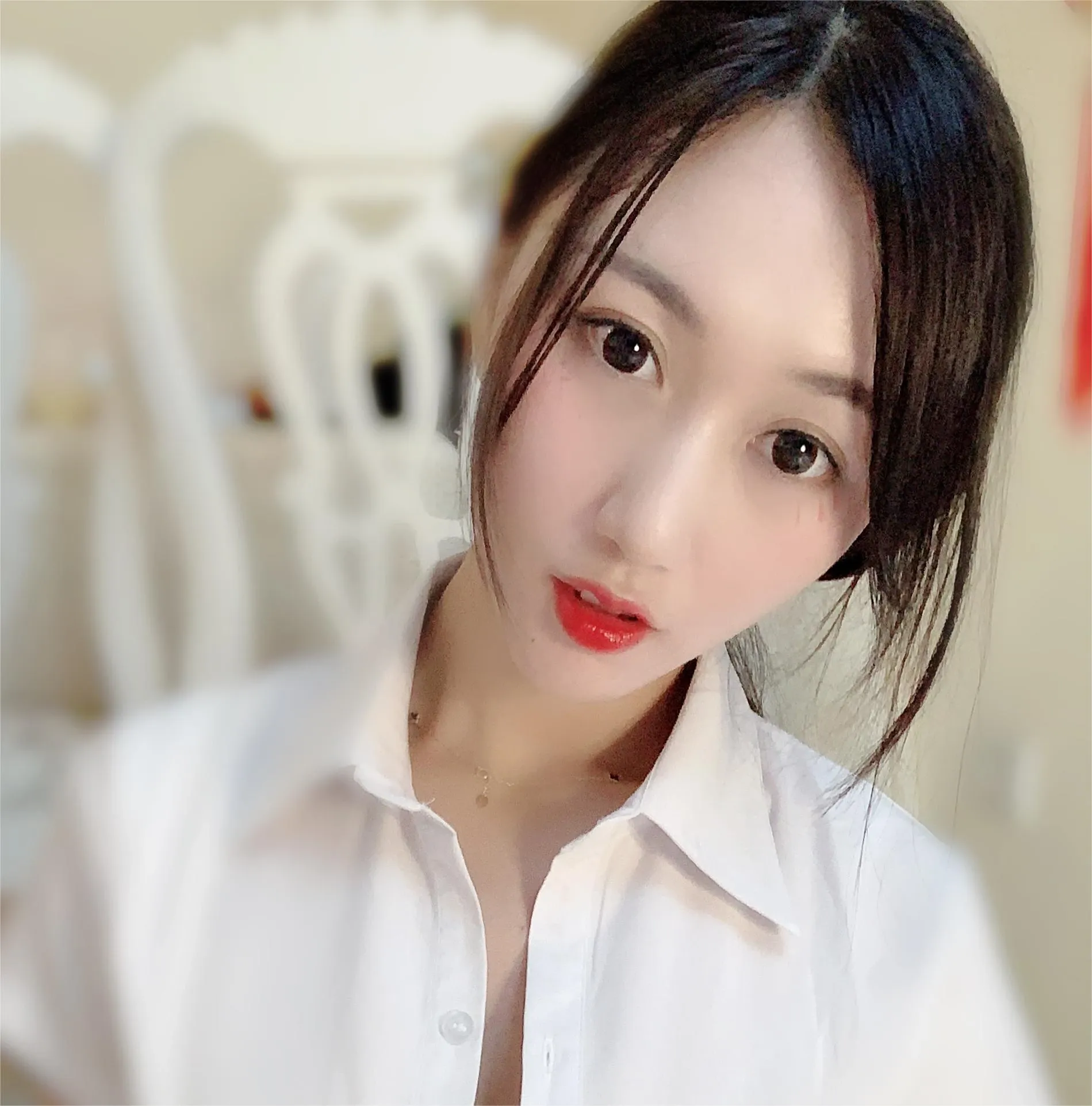小小玉酱白衬衫近景实拍，黑发中分垂落两侧，室内暖色背景下正面看向镜头