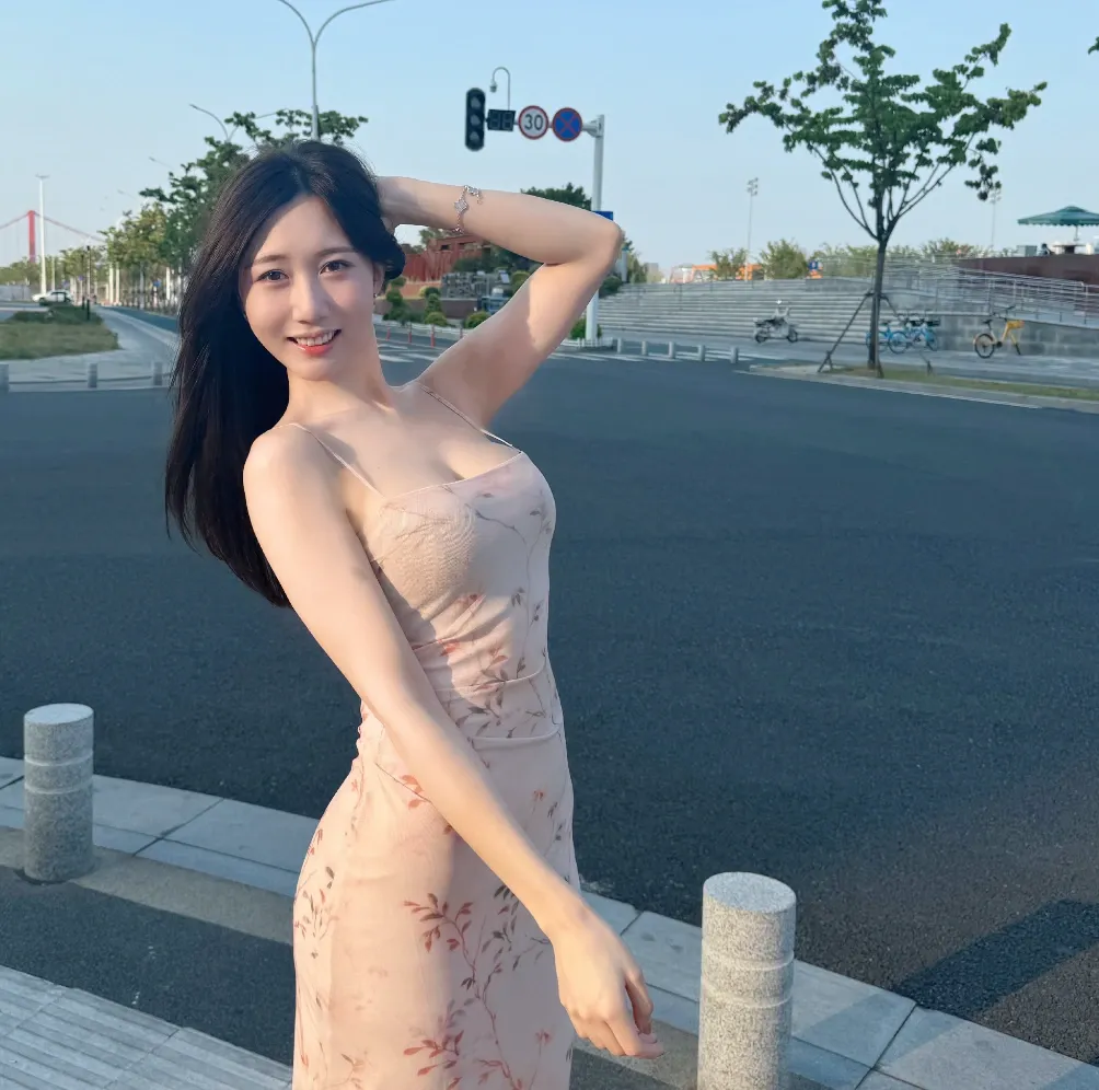 小小玉酱户外印花长裙站姿实拍,黑长发披肩,站在路边抬手看向镜头