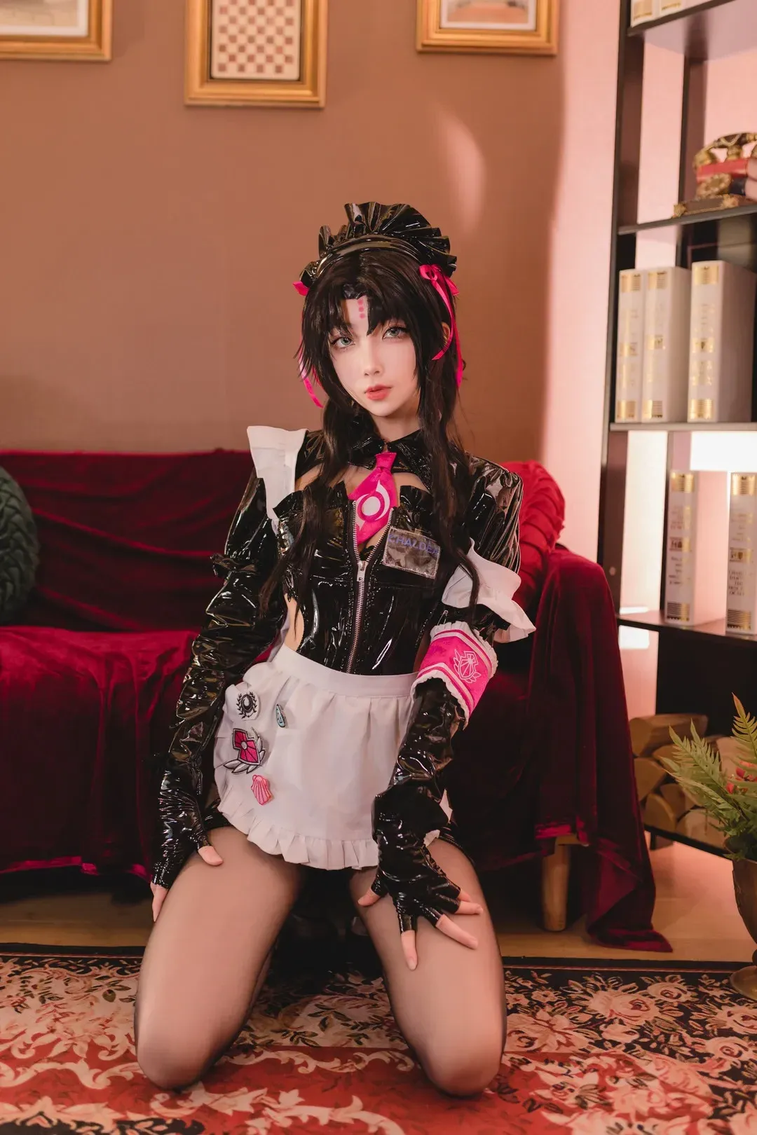 杏仁曲奇在客厅地毯上跪姿出镜,黑色亮面女仆服配白色围裙和黑色丝袜