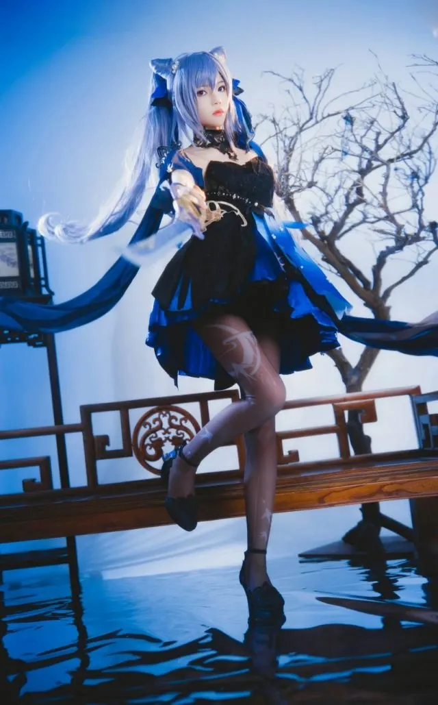 桜桃喵穿蓝黑角色服坐在户外栏杆上的COS写真
