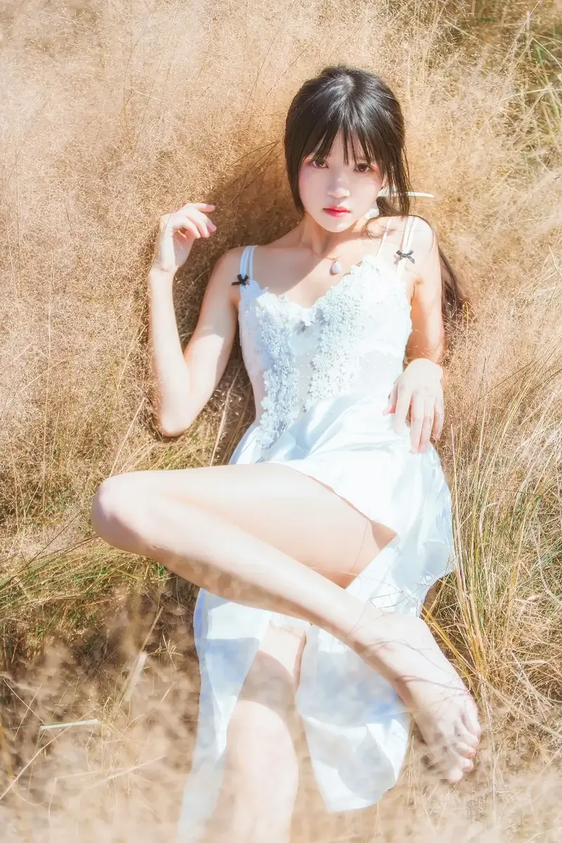 桜桃喵穿白色连衣裙坐在草地里的户外写真