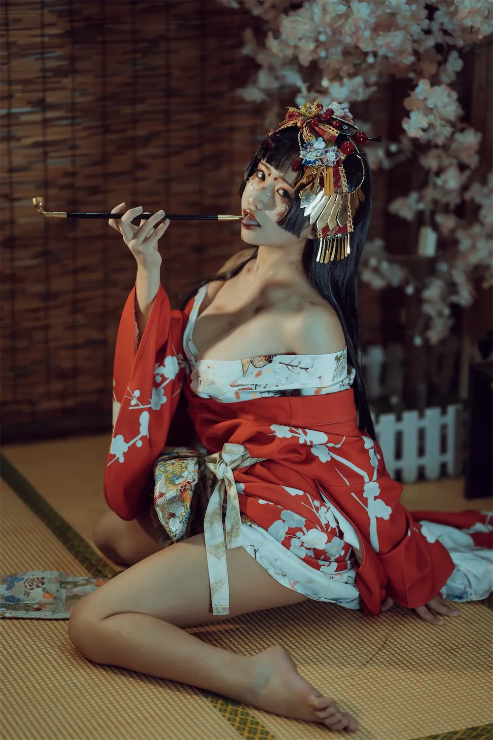 一笑芳香沁穿红蓝和服在夜景布景中手持面具的cos写真