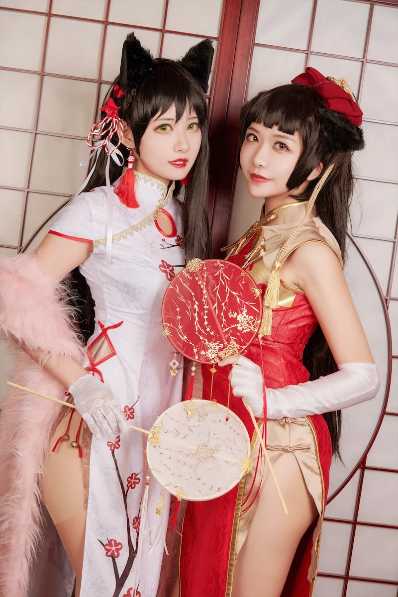 源纱希喵喵喵与另一人物在屏风前站立，穿红白旗袍和猫耳发饰 写真