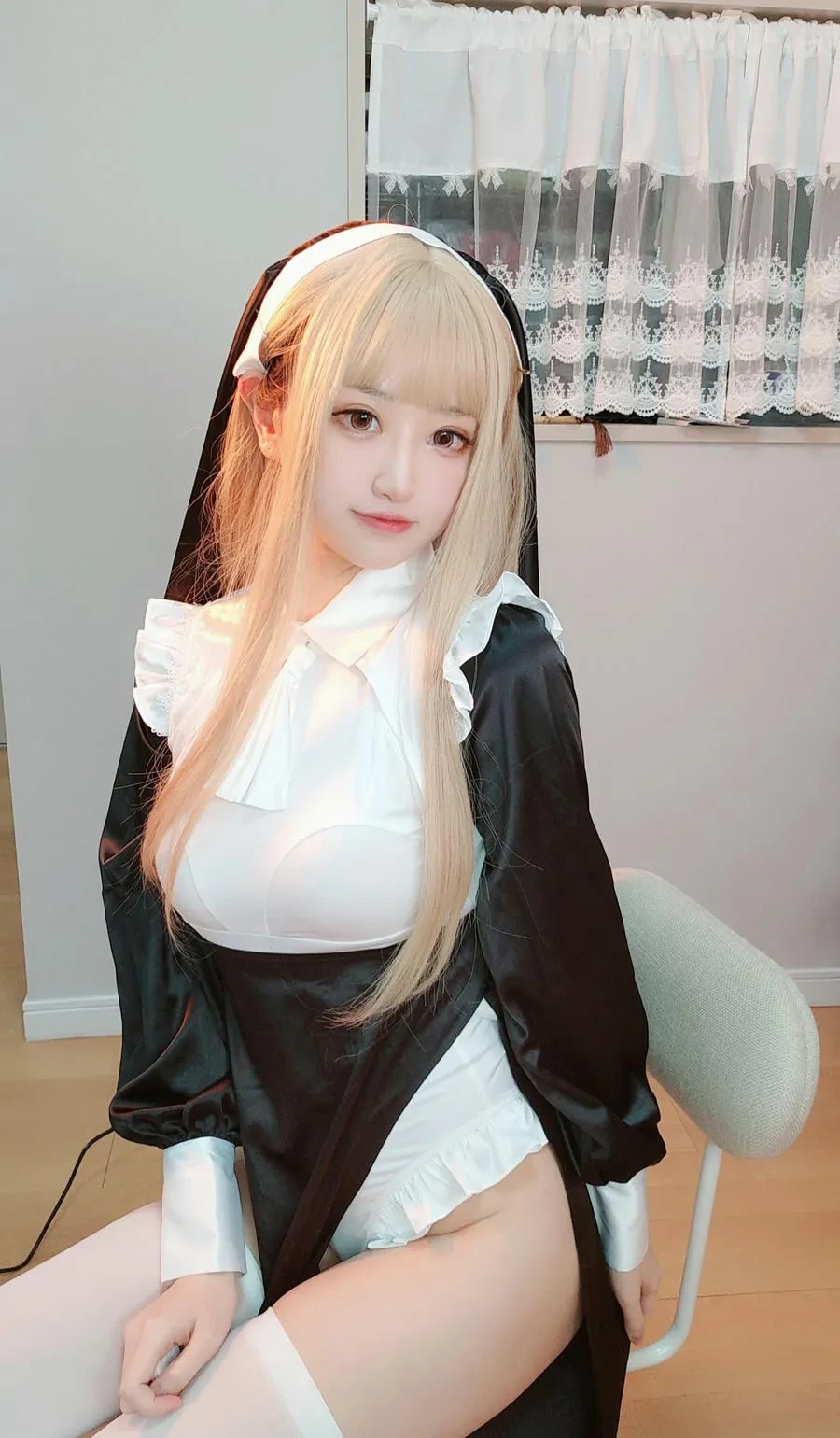 羽生三未黑白修女风室内坐姿COS写真