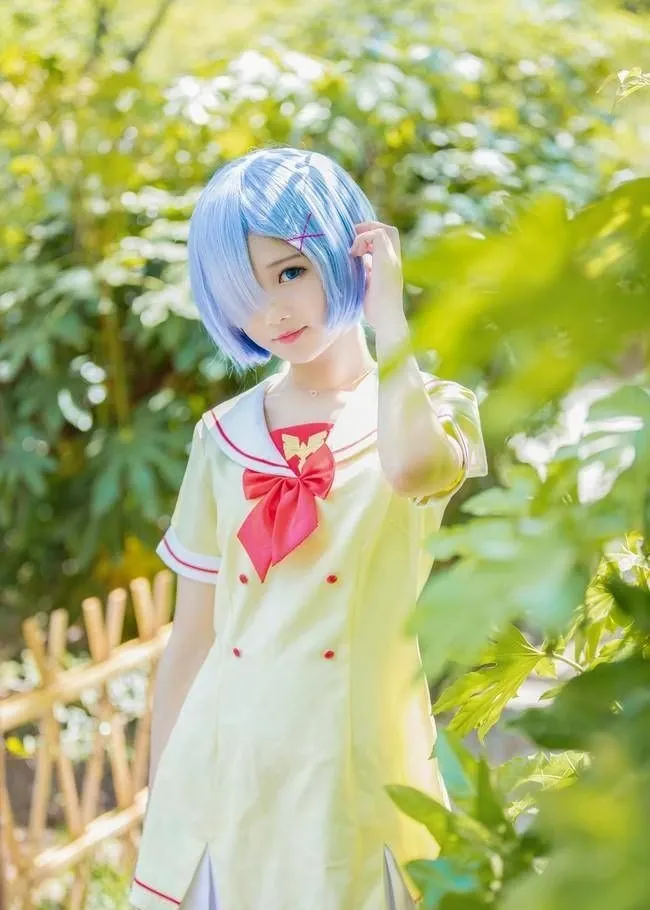 羽天shine蓝色短发穿白色水手服站在绿植前的cos写真