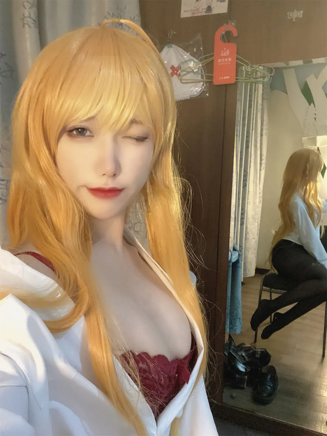 芋圆侑子金色长发礼服镜前自拍写真