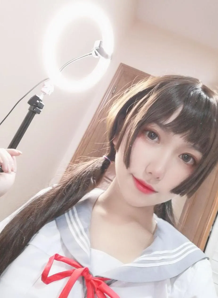芋圆侑子环形灯旁白色水手服自拍写真