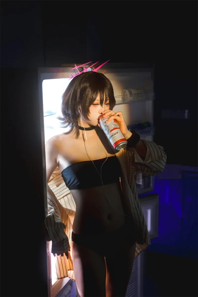 纸悦etsu_ko黑色吊带暗光室内写真图集