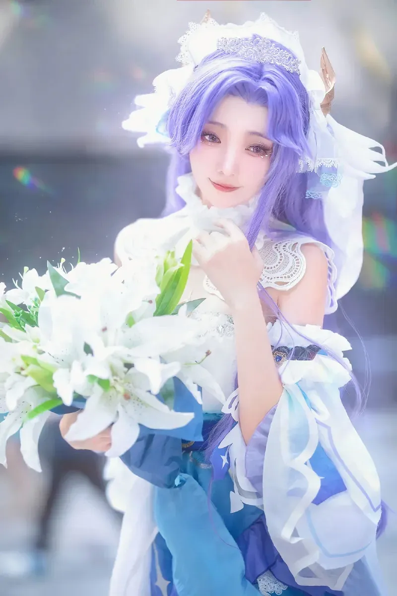 走路摇zly蓝白角色装手持花束的COS写真图