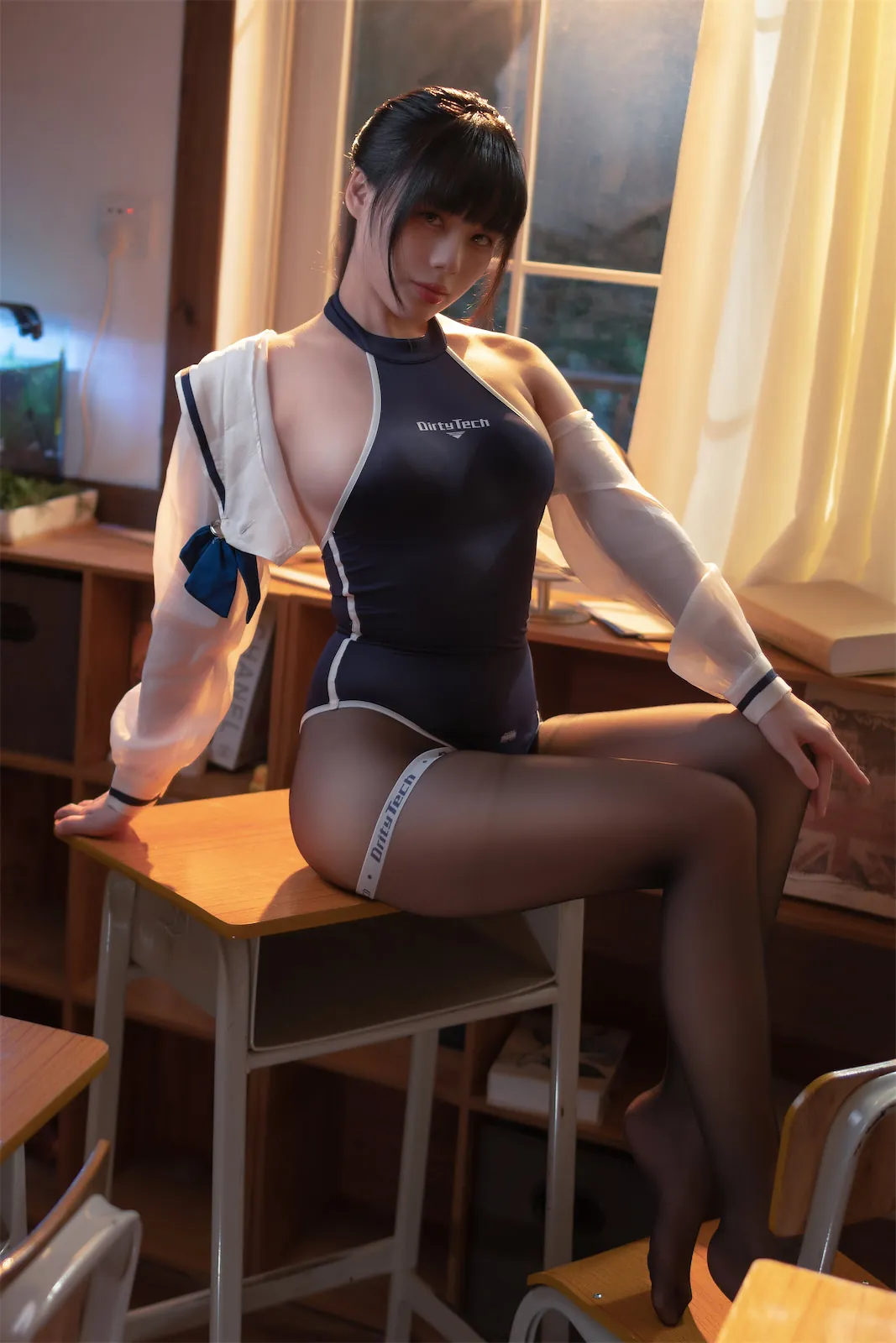 九言窗边运动风连体服cos写真，坐在课桌上的室内写真画面