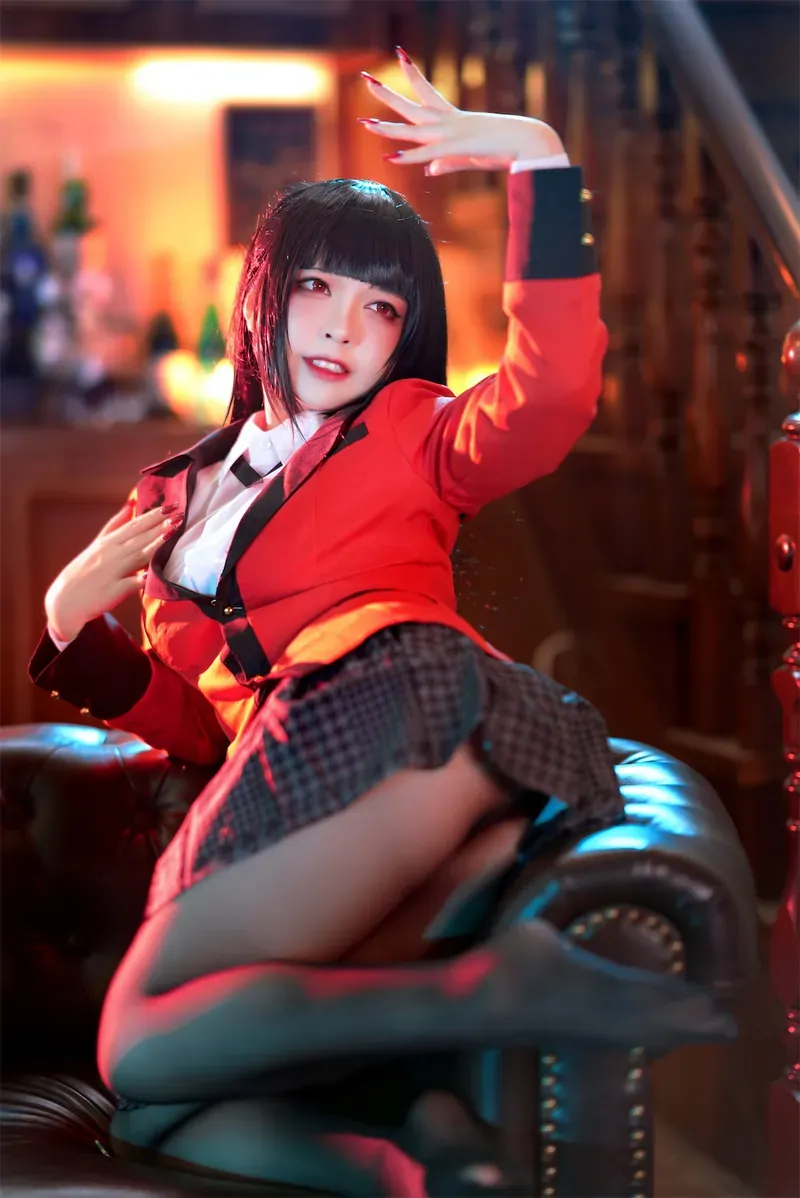jessie婕西黑色齐刘海长发红色制服坐在皮质座椅上的cos写真
