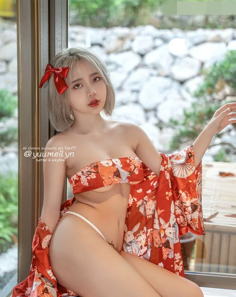 yuumeilyn虞梅银灰短发红色蝴蝶结红色印花服饰坐在窗边的写真