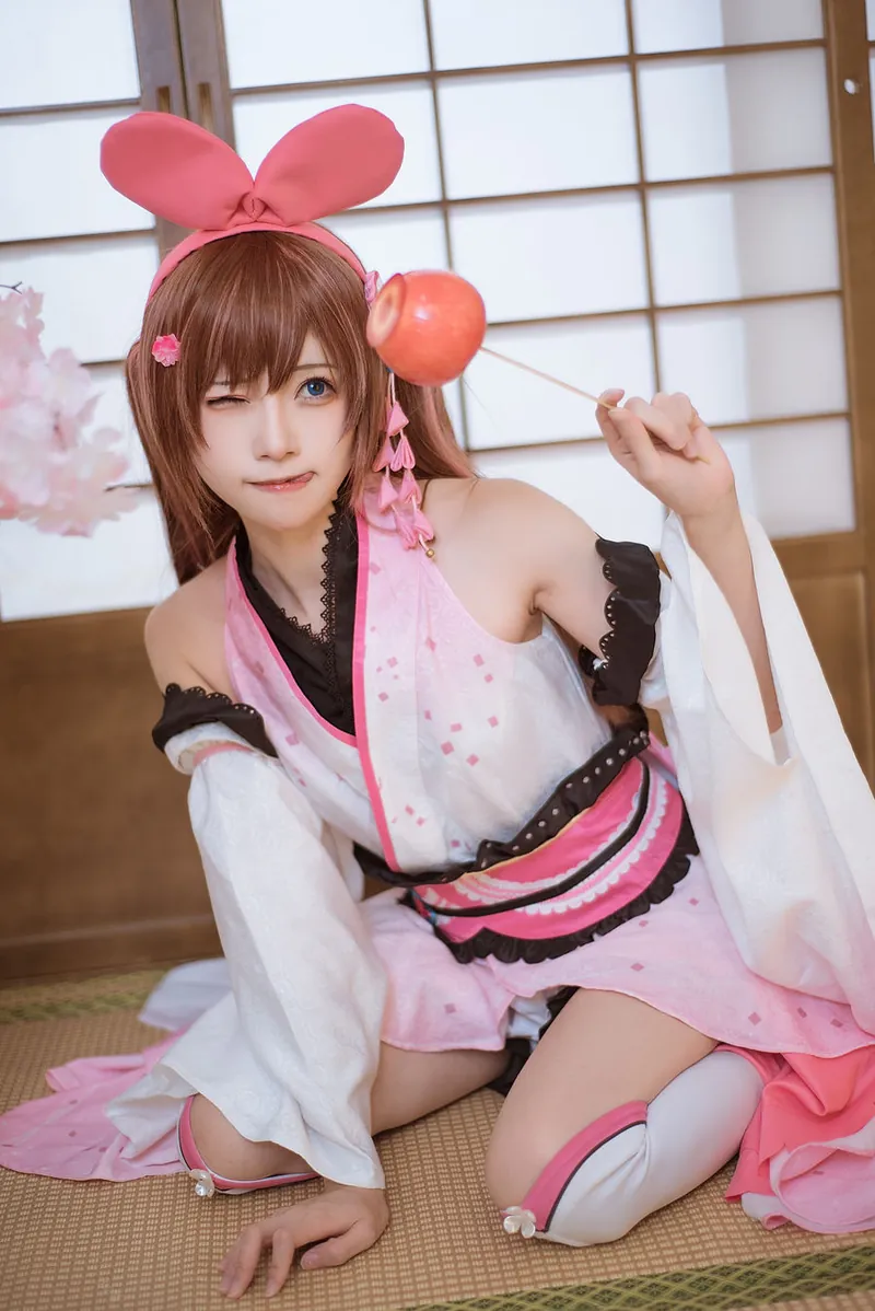 Kitaro绮太郎棕色长发粉白和风服饰手持糖苹果cosplay