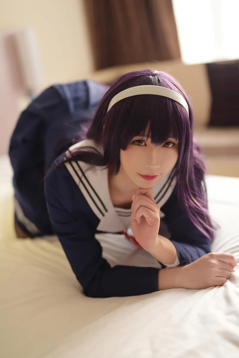 九曲jean 紫发水手服写真造型，白色床品与暖光室内场景