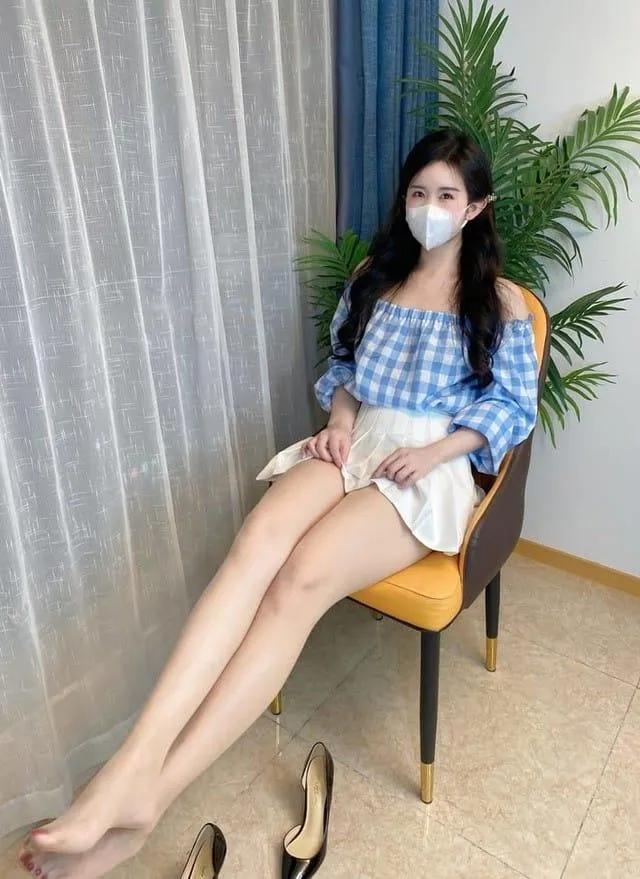 July芝岚蓝白格纹上衣白色短裙坐在黄色椅子上的室内写真