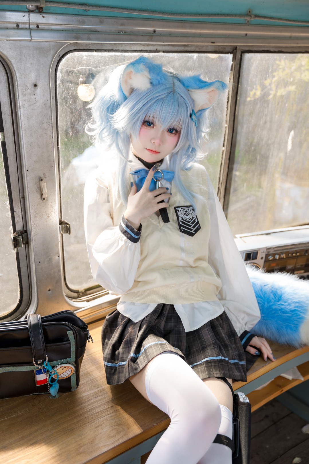 九柒喵 浅蓝兽耳校服风写真cos车厢场景
