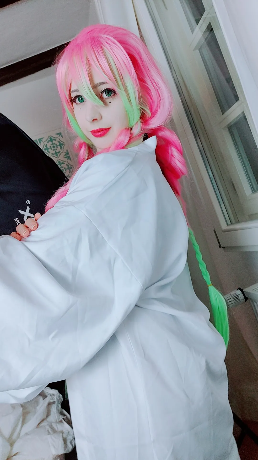 MikomiHokina粉绿渐变长发、白色外衣、室内窗框背景cosplay写真