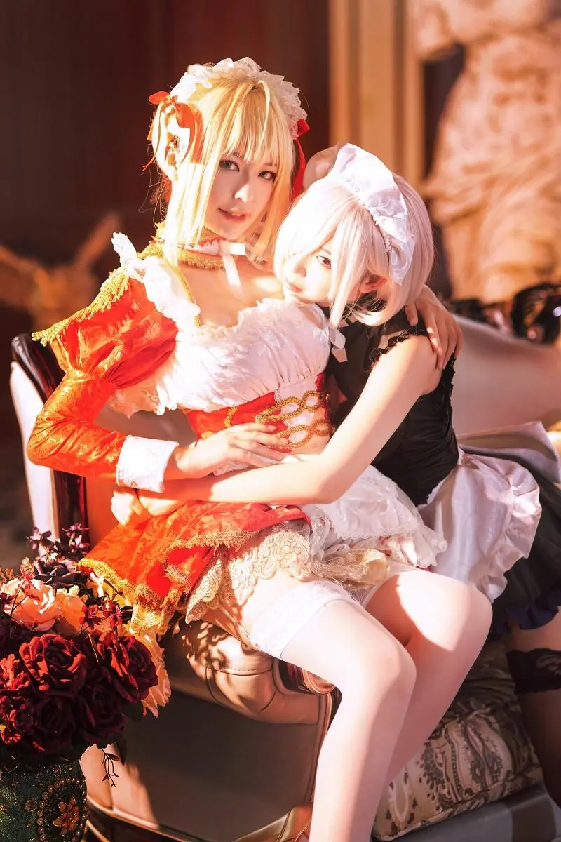 面饼仙儿金发红色服装与白发女仆双人角色cosplay，暖色室内背景和花束道具