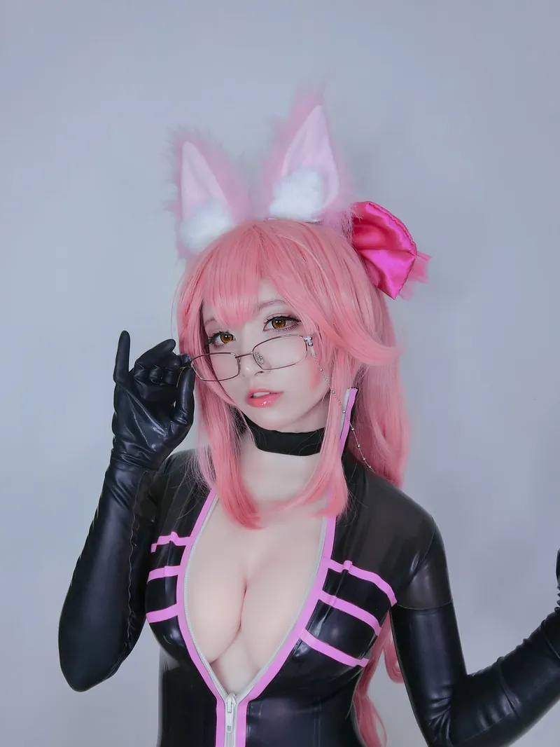 Koby粉色长发、白色猫耳头饰、黑色角色服、眼镜cosplay写真