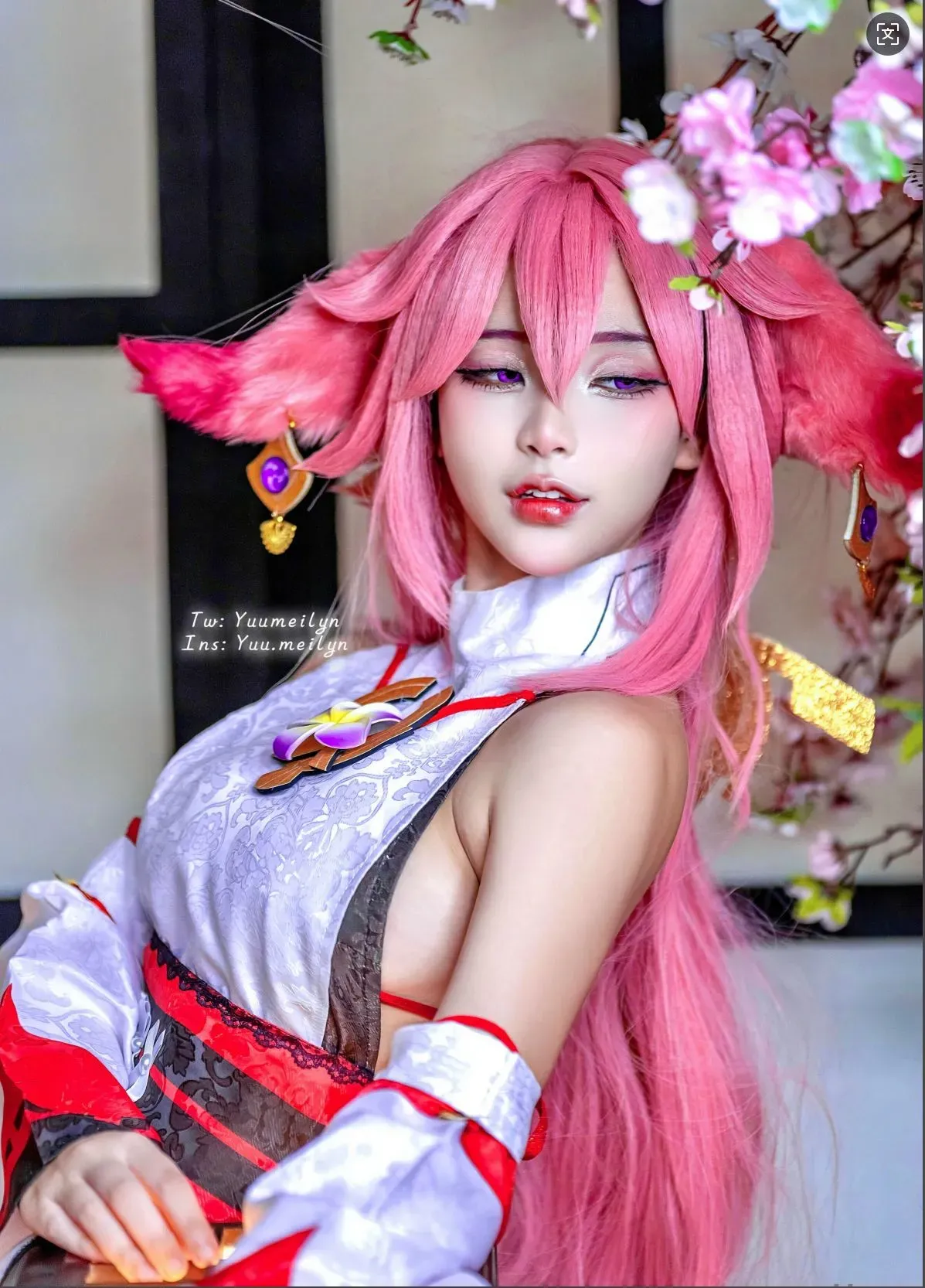 yuumeilyn虞梅粉色长发耳形发饰白红角色服装近景cos写真