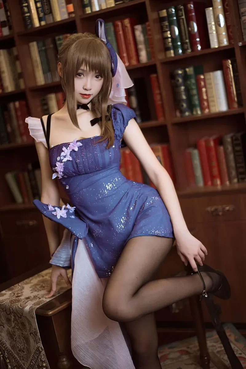 Lavinia肉肉浅棕色假发、蓝色角色服、书架背景cosplay写真