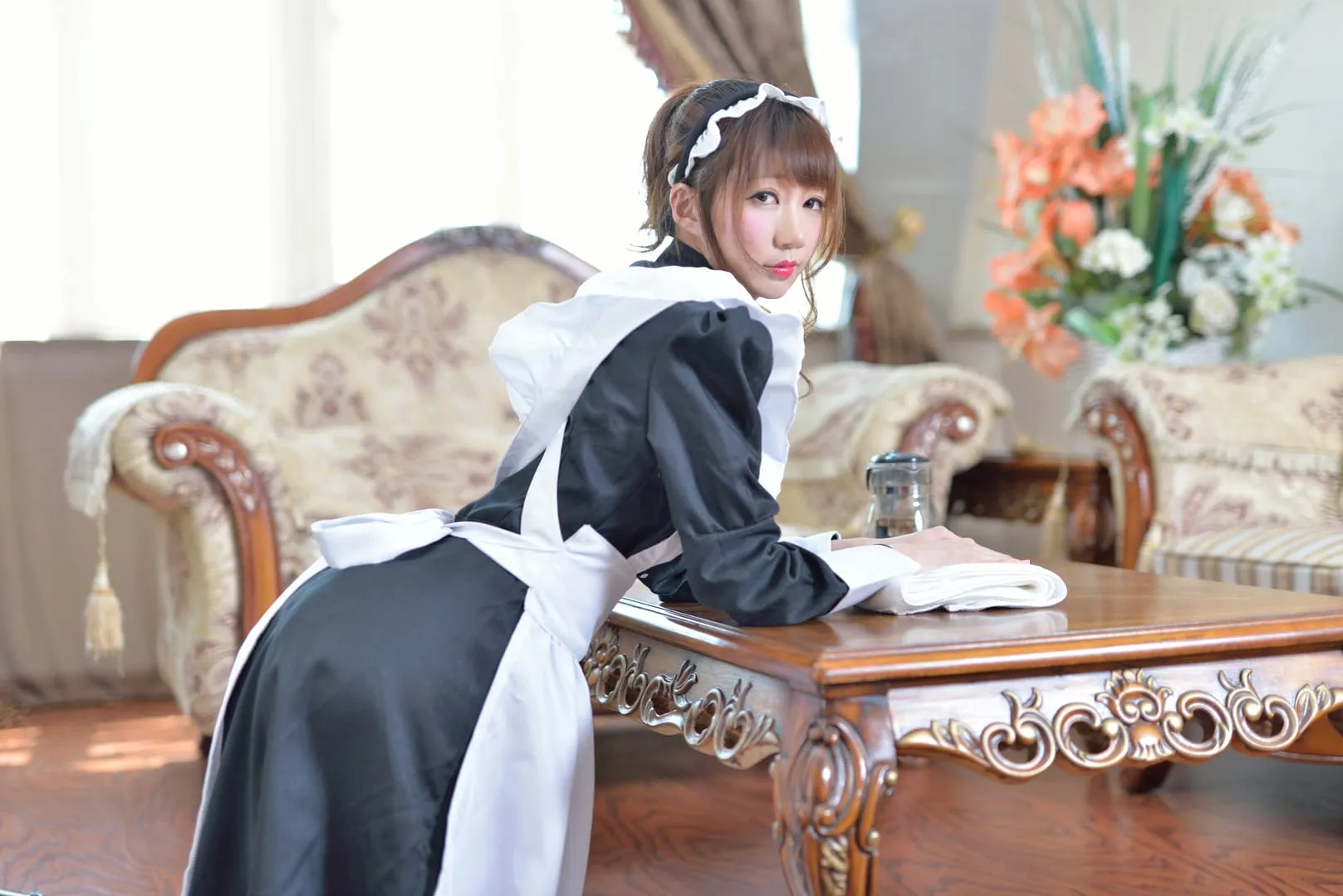 Nagisa魔物喵棕色长发、黑白女仆风服饰、木质茶几和客厅背景写真