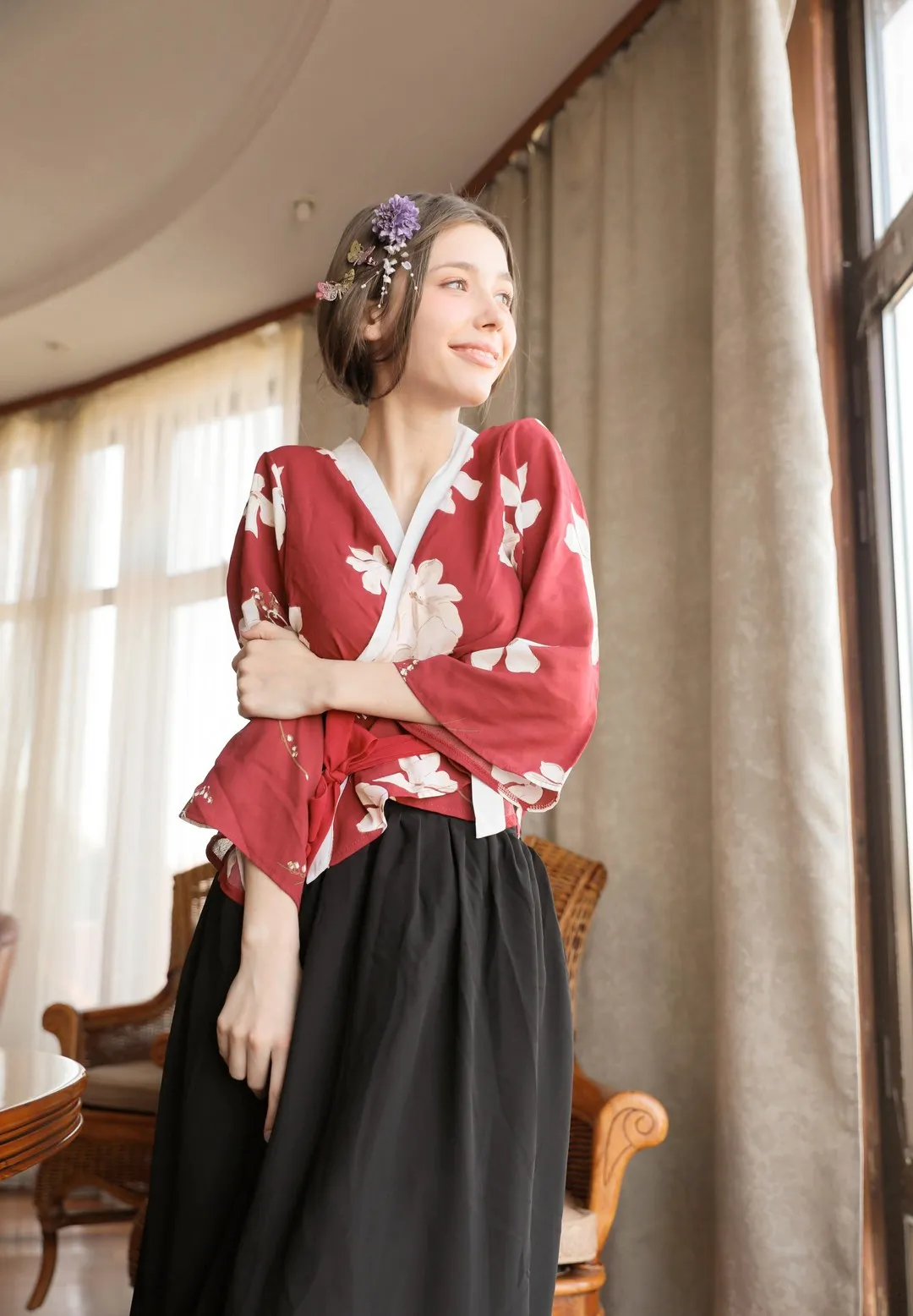 MliaAzulTokyoDoll盘发花饰、红色和服上衣、黑色长裙和窗边背景写真